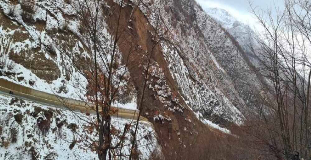 Vijon shembja e dherave ne rrugen e Arbrit, rrezikohen mjetet